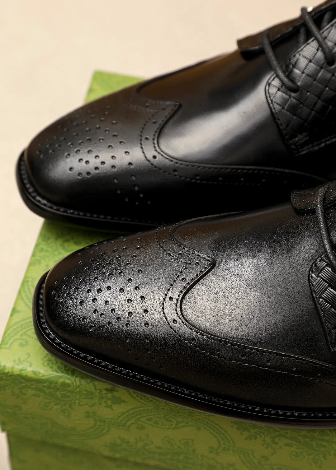 Men's shoes 💰442 💐 Product trademark: GUCCI "Gucci" business leather shoes Regular size: 38-44 (45.46🉑️customized) Product materials: Selected imported first-layer calfskin embossed upper, imported small dyed cowhide leather lining. Strong three-dimensional visual effect, combined outsole Color: 1⃣️color optional